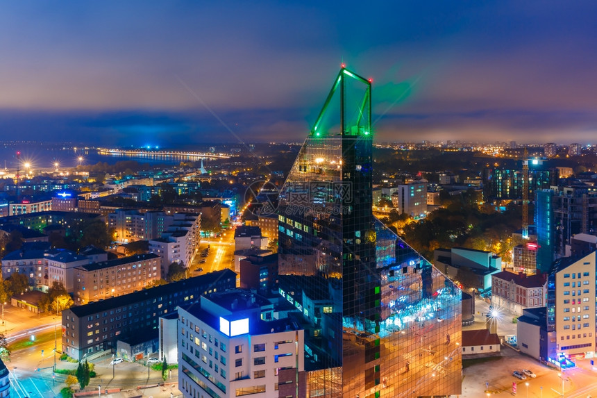 现代商业金融区的空中城市风景夜间有高的摩天大楼照明爱沙尼亚塔林图片
