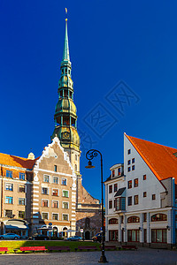 拉脱维亚里加老城圣彼得教堂和大厅广场图片