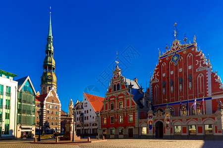 与黑头人之家的市政厅广场拉脱维亚里加老城的圣罗兰雕像和彼得教堂图片