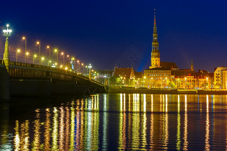 斯沃尼亚拉脱维亚里加老城圣彼得教堂石桥和达格瓦河背景