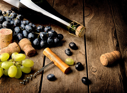 葡萄和木制桌上的葡萄和酒图片