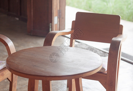 咖啡店的木桌椅图片