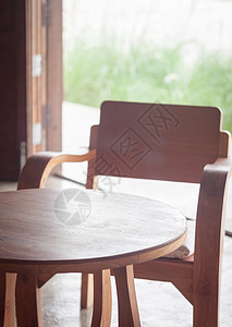 咖啡店的木桌和椅子股票照片图片