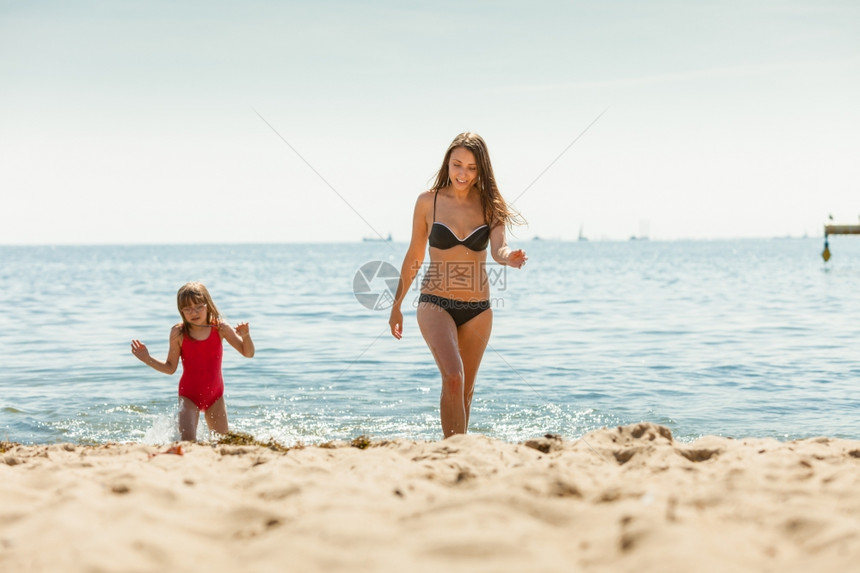 小女孩和人在海水中游泳暑假放松图片