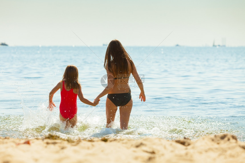 小女孩和人在海水中游泳暑假放松图片