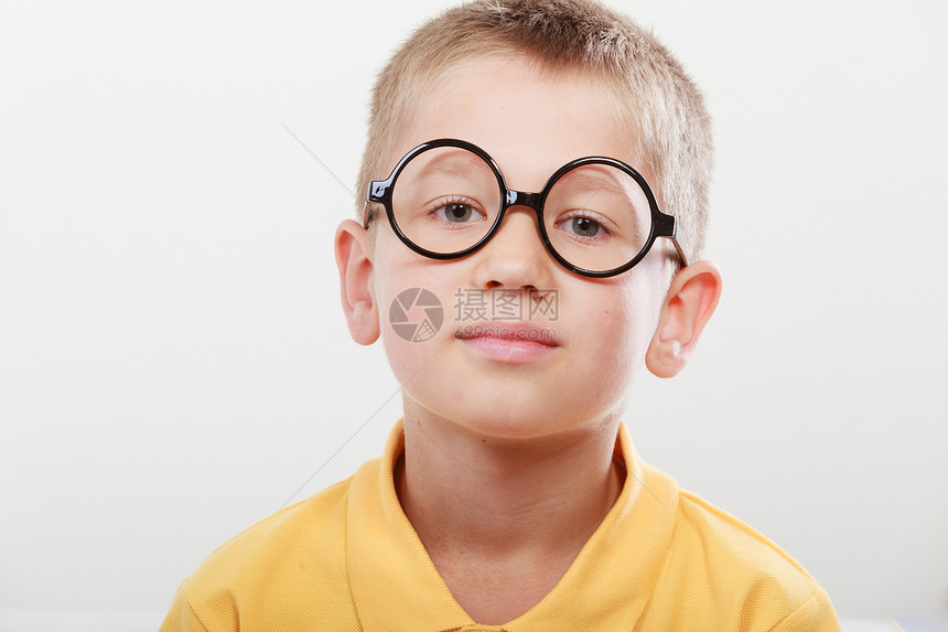 戴眼镜的可爱严肃男孩图片