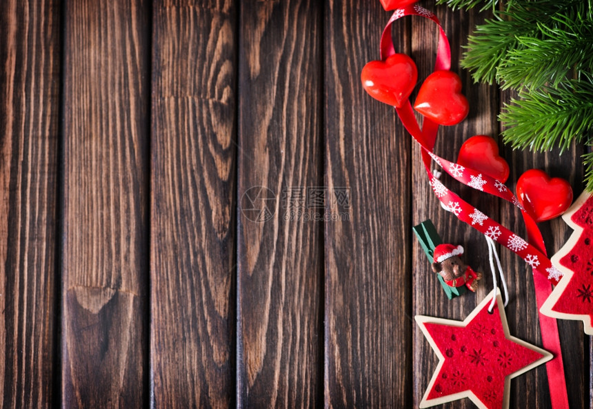 圣诞装饰在木制桌子上圣诞节背景图片