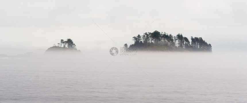 里面的一小座岛周围有雾图片