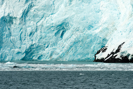产犊冰川小冰山从川上浮出的山背景