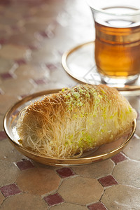 黄连木传统新鲜烤土耳卡达伊夫和茶叶背景
