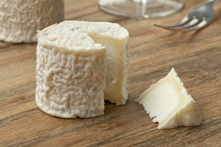法国小山羊奶酪和一块图片