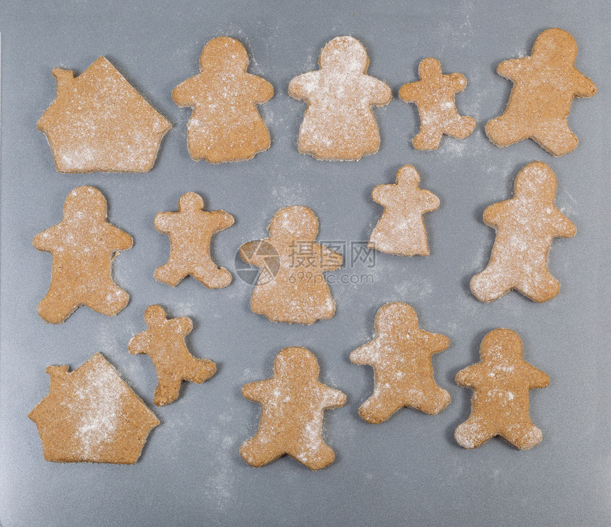 节假日的手工自制饼干在金属面包纸上家庭成员和特殊季节的家形图片