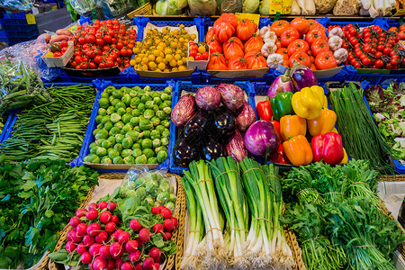 新鲜蔬菜市场农民图片
