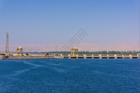 埃及尼罗河上的滑水门埃斯纳附近的水门图片