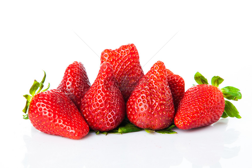 以白色背景孤立的草莓图片