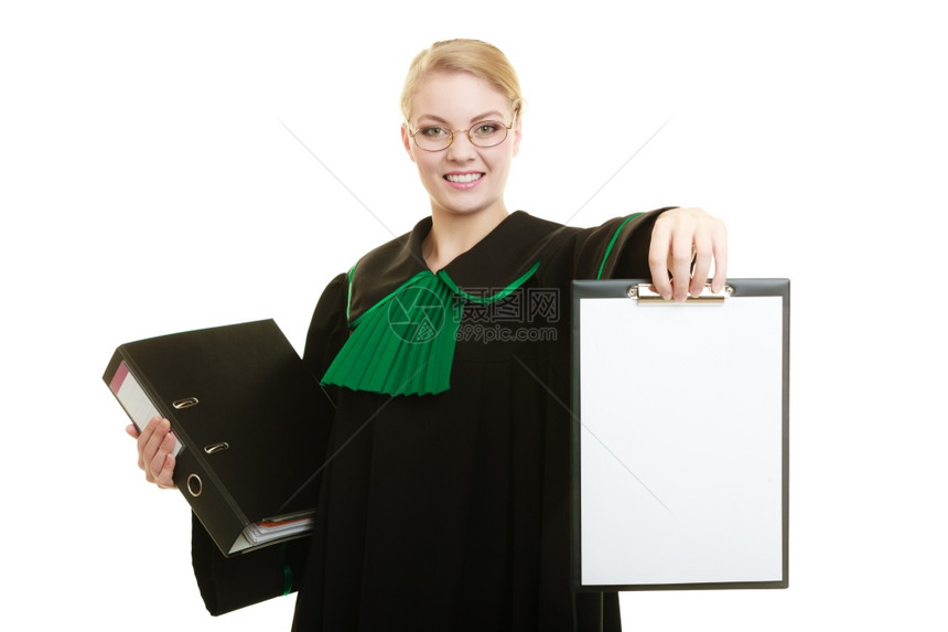 年轻女律师身着古典光亮黑色绿袍的年轻女律师手持空白剪贴板上的签名复制文本空间图片