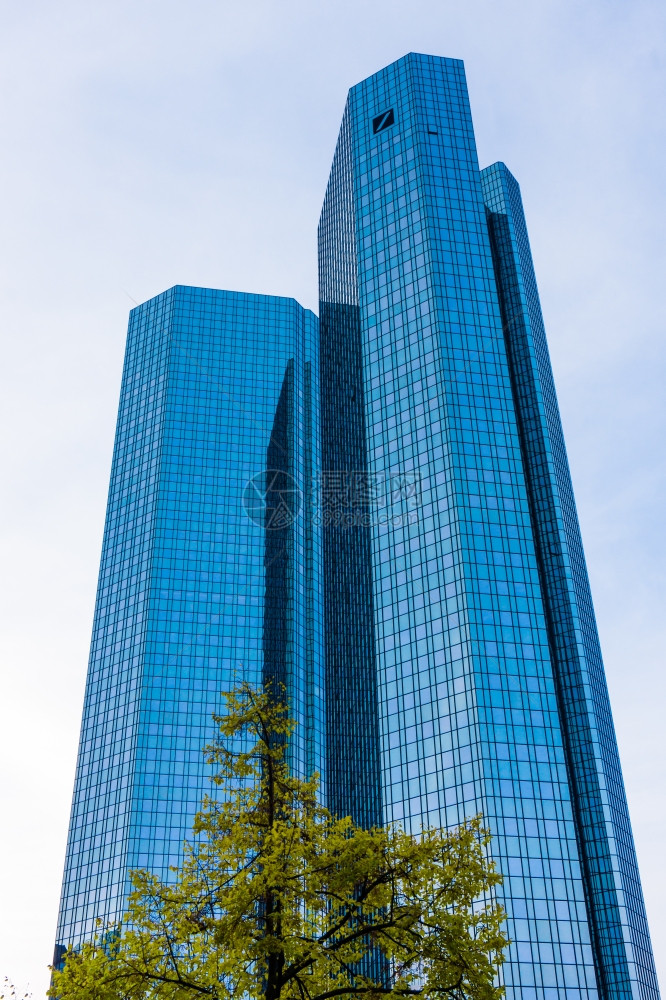 2015年在法兰克福的Oktober23号德国银行I和II号两座15米高双塔的天空线图片