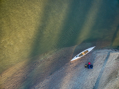 科罗拉多东部南普特河沙滩上浮游甲板独木舟图片