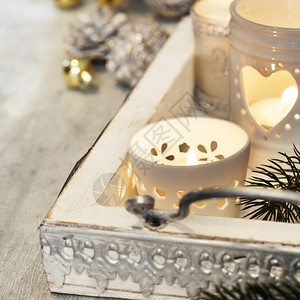 木背景上的圣诞蜡烛节背景图片