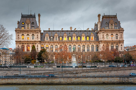 巴黎市政厅或法国冬季维尔酒店的GloomyCloomy城市风景背景图片