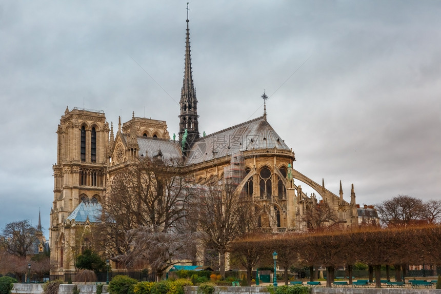 法国巴黎圣母大教堂南部的冬季风景图片