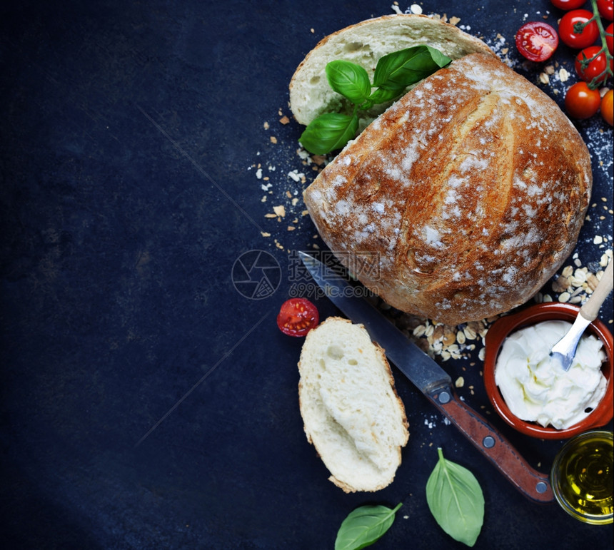 土制面包和新鲜原料用于在生锈的黑暗背景下制作三明治番茄Basil橄榄油奶乳酪烹饪健康或素食饮概念背景布局有免费文本空间图片