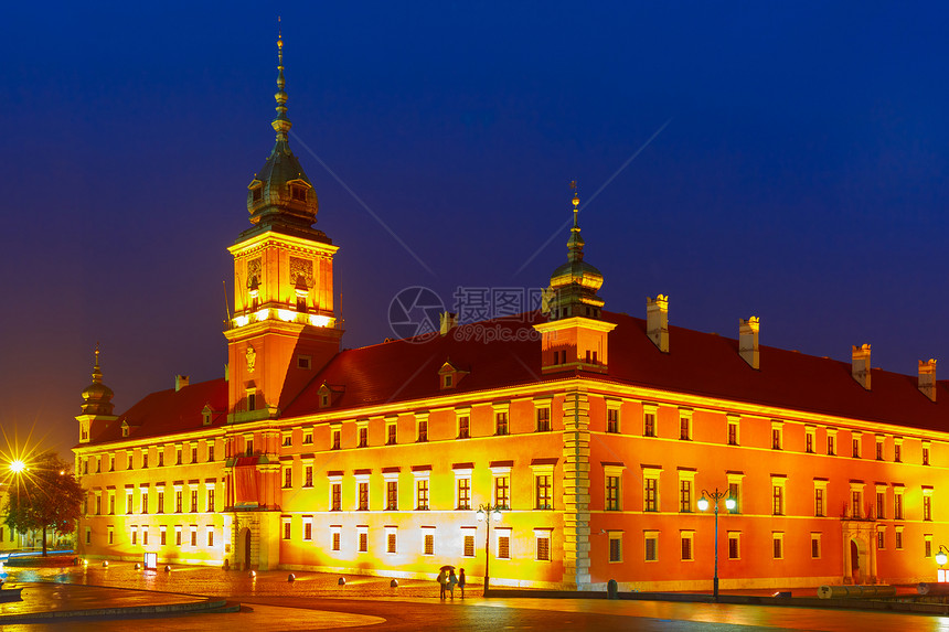 波兰华沙老城的堡广场皇家在下雨之夜照亮图片