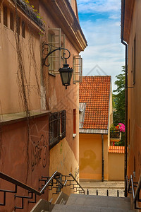 在波兰阳光明媚的夏日华沙老城空荡的街道上配有楼梯和灯笼的图片