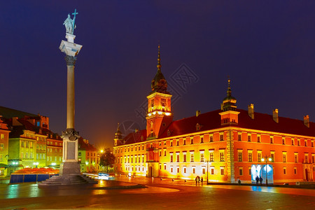 位于波兰华沙老城的堡广场皇家和西格斯蒙柱子在雨夜照亮图片