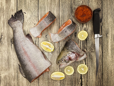 鲜挪威彩虹鳟鱼配有柠檬红子酱海盐刀和木本的洋葱图片