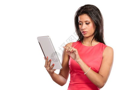 混合非洲女子与电脑平板在线浏览互联网图片