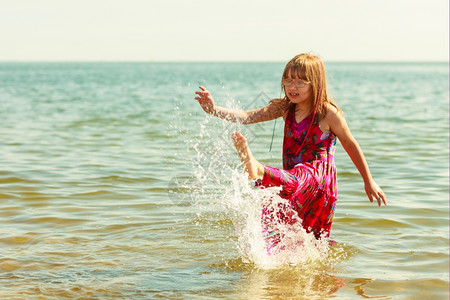 小孩和女人在水里游泳暑假放松图片