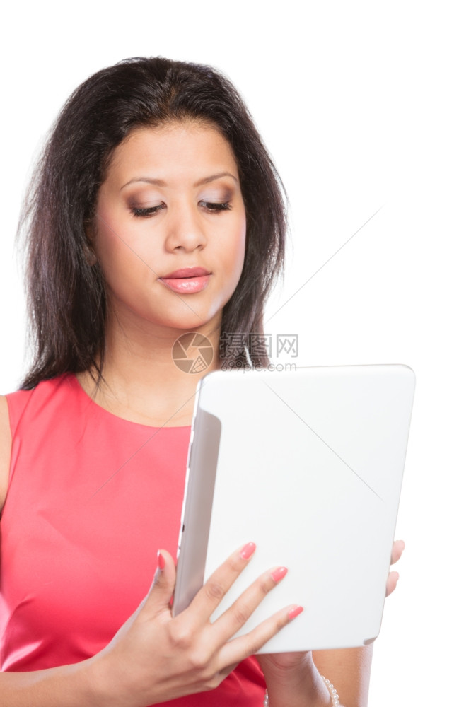年轻时尚混合型非洲女孩使用电脑平板在线浏览互联网图片