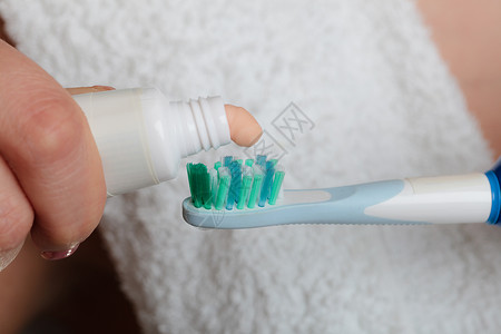 口腔保健近身手握牙刷和涂膏图片