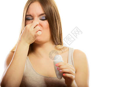 有趣的女孩用棍棒除臭剂遮住她的鼻子流汗图片