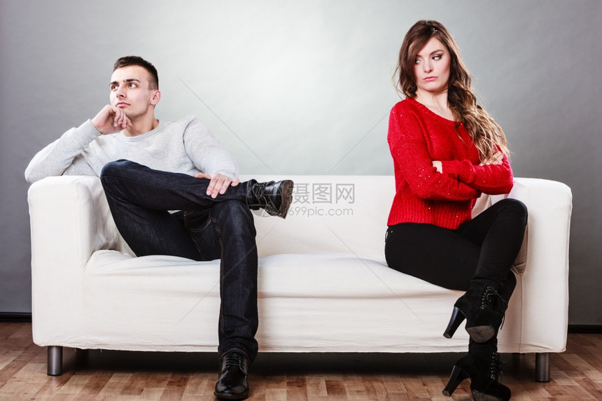 男人和女意见不一在沙发上吵架的年轻夫妻图片