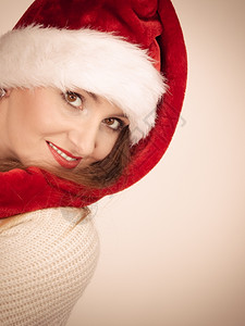 圣诞时间年轻的拉丁女人穿着圣塔克拉斯帽子的肖像摄影棚拍图片