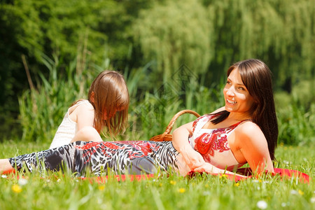 母亲和女儿在公玩野餐图片