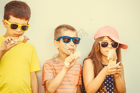 孩子在们在吃冰激凌背景图片