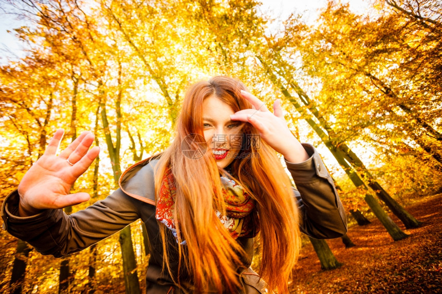 秋天公园年轻快乐女异常低角度视美女红发孩在户外放松图片