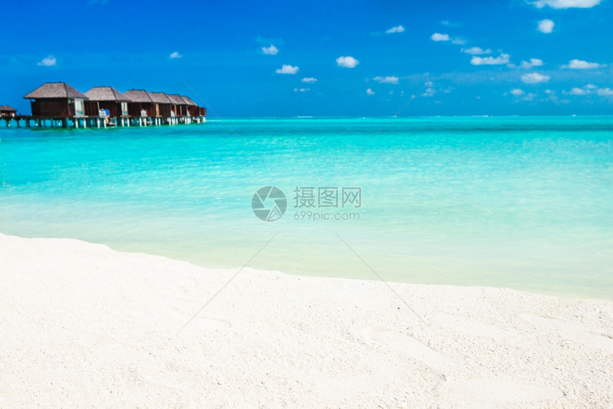马尔代夫热带海滩棕榈树和蓝色环礁湖的热带海滩很少图片