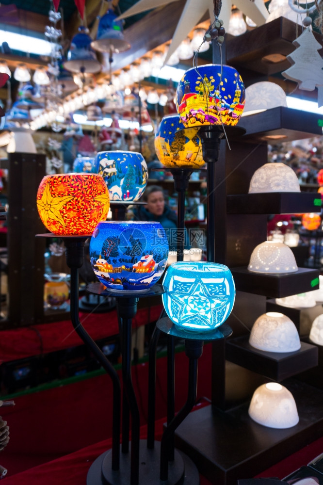 德国圣诞市场充满多彩的蜡烛灯图片
