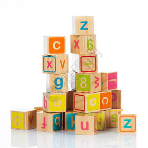 带字母的木制玩具立方体木制字母区块图片