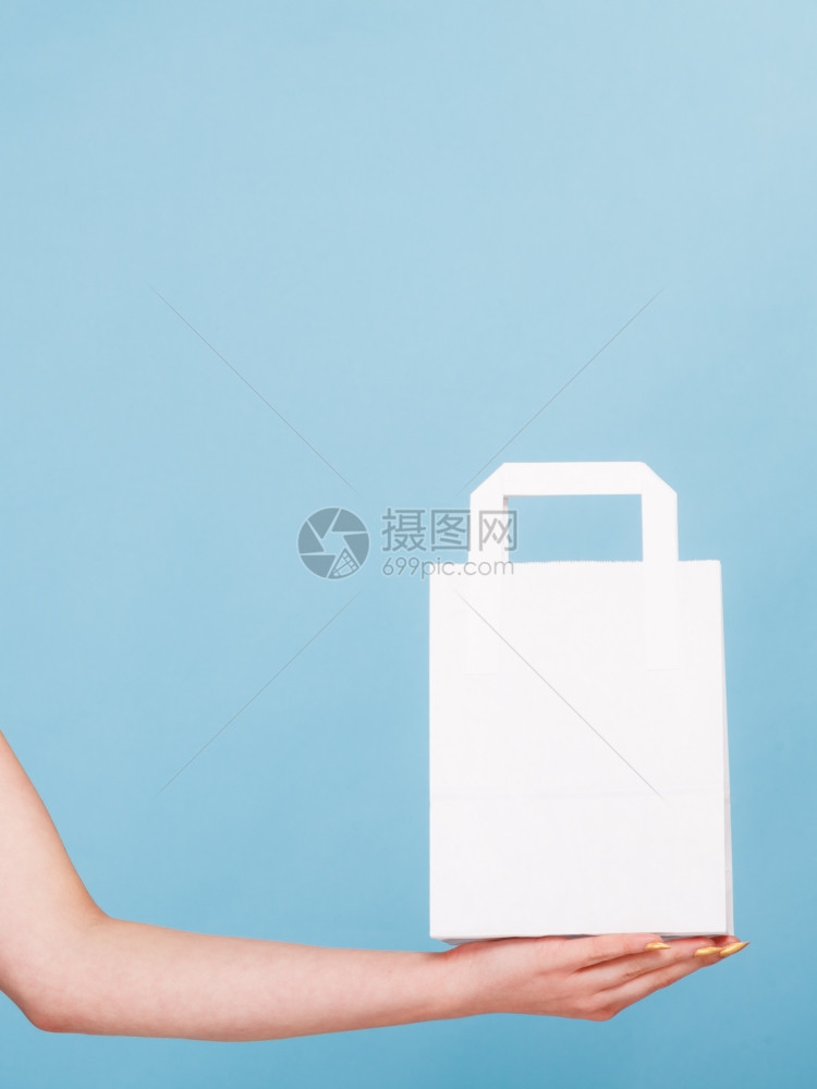 女客户提供白纸购物袋复制文本零售销和广告工作室拍摄蓝色图片