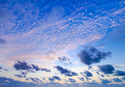 潮湿天蓝色天空中的云彩背景