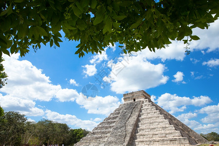 墨西哥ChichenItza场地的KukukulkanPyramid背景图片