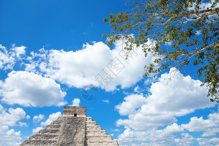 墨西哥ChichenItza场地的KukukulkanPyramid背景图片