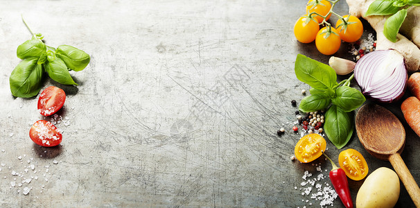 木勺和旧背景的原料蔬菜食品健康或烹饪概念有免费文字空间的背景布局图片