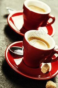 咖啡节深底的红咖啡杯图片