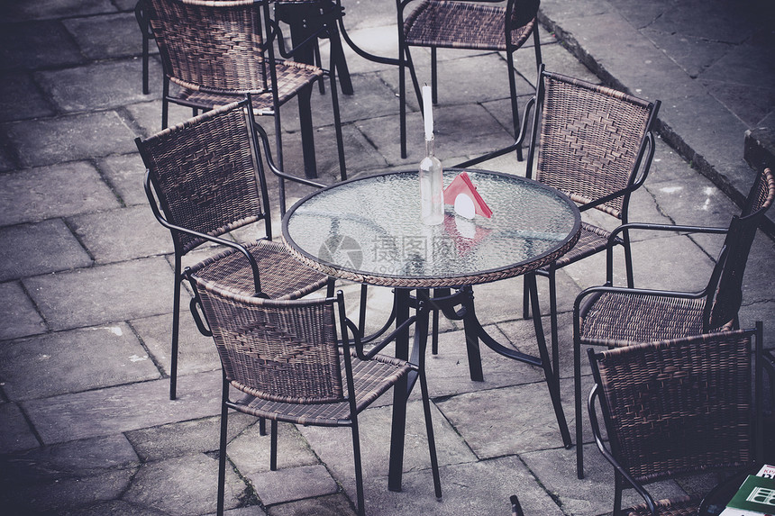 欧洲城市街道咖啡厅露台有桌椅图片